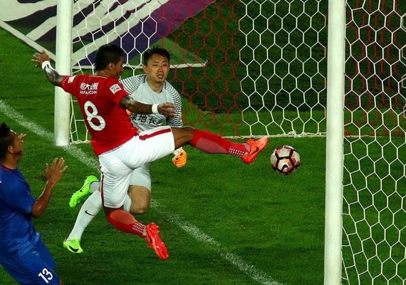 Paulinho faz gol, Guangzhou vira no fim e segue líder no Campeonato Chinês