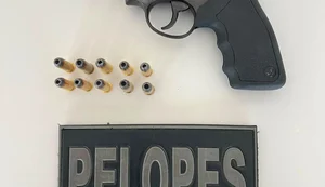 Caminhoneiro é preso após polícia encontrar revólver e munições dentro de residência em Arapiraca