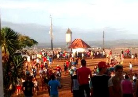 Procissão leva milhares de pessoas ao Morro da Massaranduba em Arapiraca