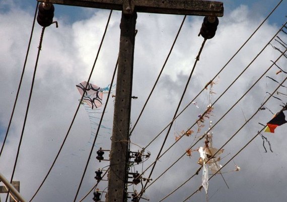 Pipas perto da rede elétrica podem causar acidentes graves e prejudicar a população