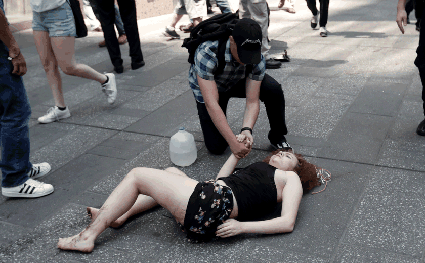 Carro em alta velocidade atinge pedestres na Times Square, em Nova York