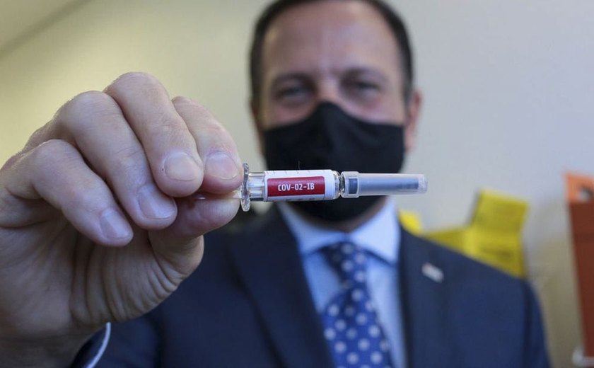 Governo de SP assina contrato com Sinovac e prevê vacina para o mês de dezembro