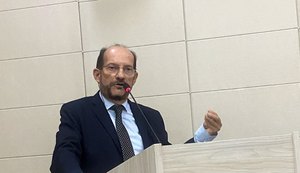 Cleber Costa apresenta comendas em plenário da Câmara Municipal de Maceió