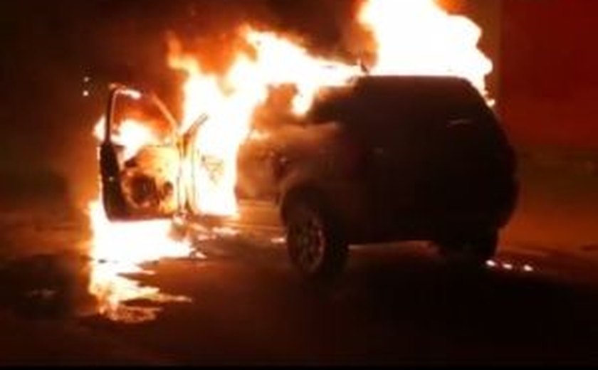 Vídeo: Veículo pega fogo no bairro do Ouro Preto e fica completamente destruído