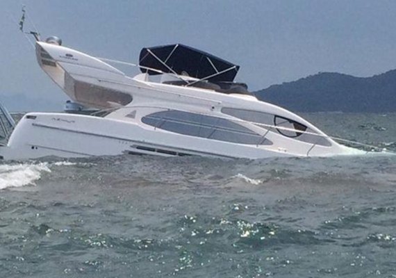 Turistas são resgatados depois de lancha bater em pedras na praia central em Maragogi