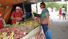 Produtos da reforma agrária são comercializados na praça da Faculdade