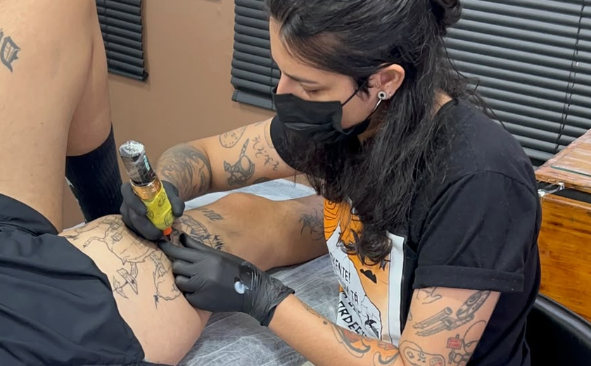 'Linhas de Recomeço' transforma cicatrizes em arte por meio da tatuagem em Maceió