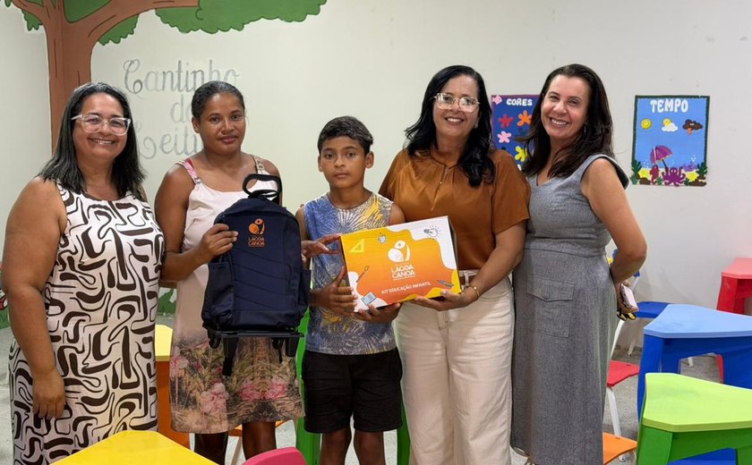 Alunos em Lagoa da Canoa recebem kits escolares gratuitos 
