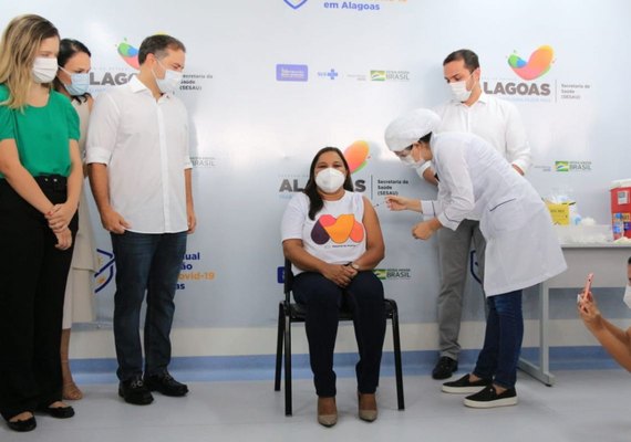 Assistente social é a primeira a ser vacinada em Alagoas
