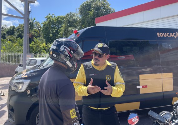 Ação educativa orienta motociclistas sobre segurança no trânsito em Maceió