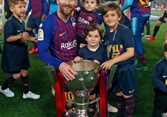 Com gol de Messi, Barcelona vence Levante e garante título