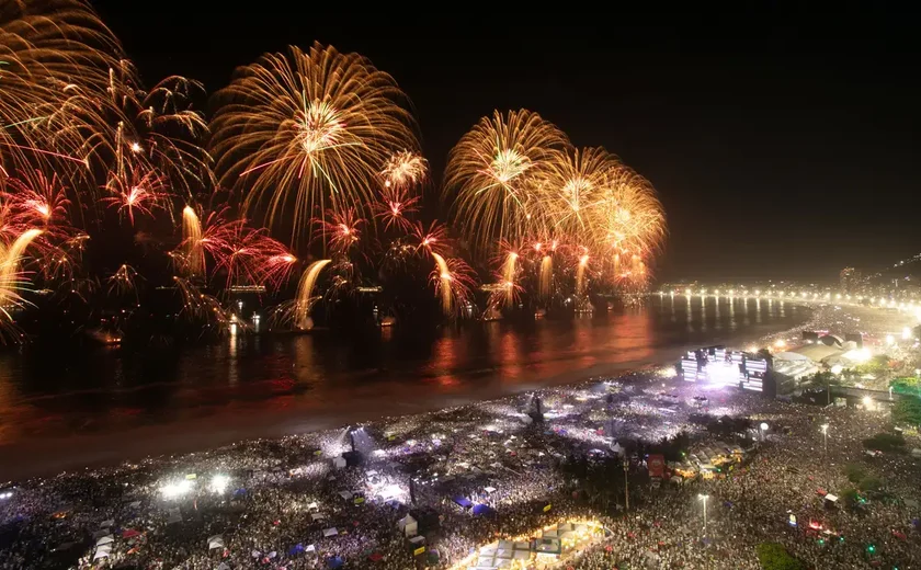 Virada do ano no Rio leva 2,6 milhões de pessoas a Copacabana