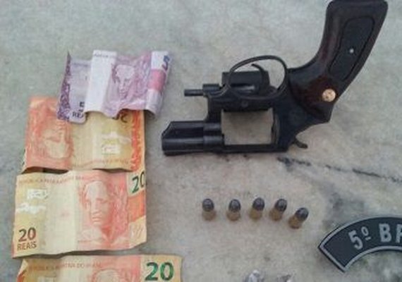 Durante abordagem, homem é flagrado pelo 5º BPM portando revólver em Maceió