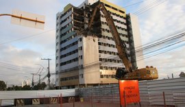 Demolição de prédio causa transtornos para motoristas