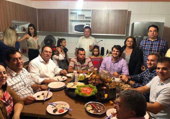Arraiá dos Amigos reúne Luciano Barbosa e lideranças políticas de Arapiraca