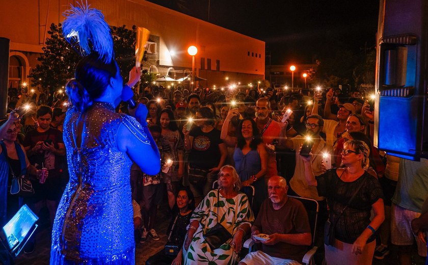 Ivana Iza celebra 30 anos de carreira com festa aberta ao público em frente ao Theatro Homerinho