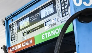Petrobras reduz preço da gasolina em 4,9% a partir de terça-feira