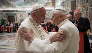 Papa Francisco e papa emérito Bento XVI foram vacinados contra a Covid-19