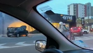 Carro pega fogo em estabelecimento de avenida