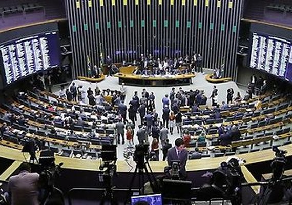 Disputa entre oposição e governo atrasa votação da denúncia contra Temer