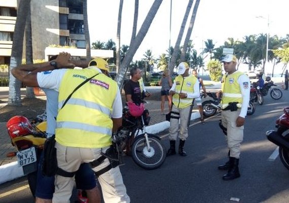 Ronda no Bairro coíbe irregularidades durante operação na orla de Maceió