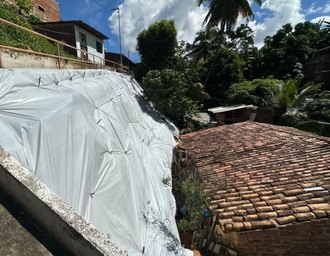 Maceió intensifica proteção de encostas com aplicação preventiva de lonas