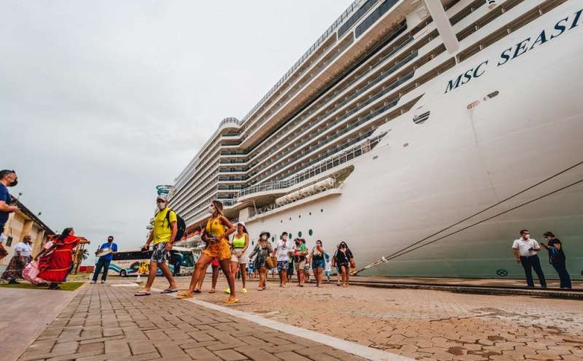 Com 3,2 mil passageiros a bordo, navio MSC Seaside desembarca em Maceió