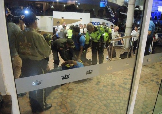 Seleção brasileira chega à Colômbia com tumulto, invasão e loucura por Neymar