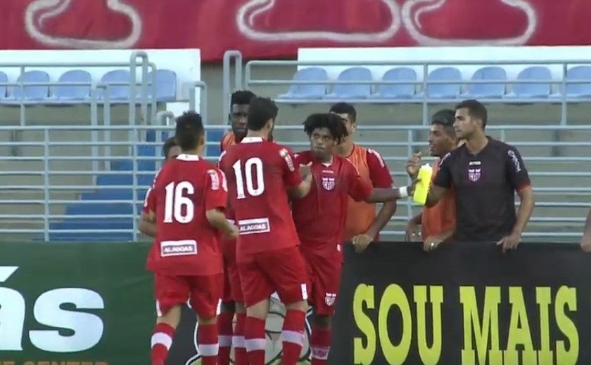 Vinícius esquenta briga pela camisa 1 do CRB
