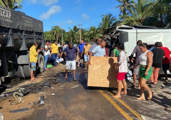 Pelo menos 10 vítimas do acidente entre micro-ônibus e carreta já receberam alta médica