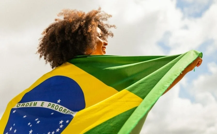 Artigo questiona dependência política e defende soberania nacional além de discursos ideológicos