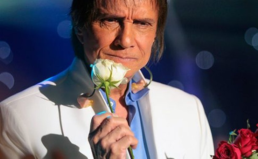 De novo? Roberto Carlos pede silêncio e se recusa a dar flor para fã que puxou sua mão em show