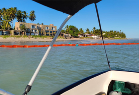 Marinha instala barreira para conter poluição após naufrágio em Japaratinga