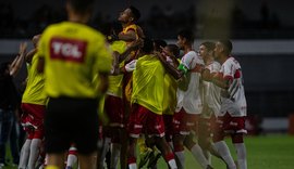 Com dois gols do goleiro Diogo Silva de pênalti, CRB supera expulsão e vence o Grêmio