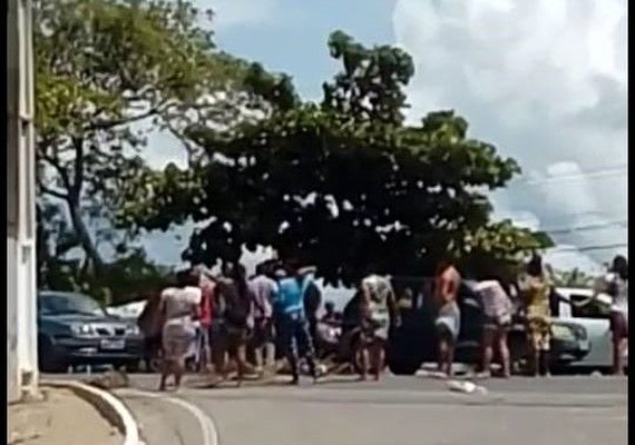 Manifestação de parentes de reeducados contra suspensão de visitas fecha BR-104