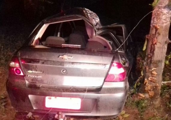 Motorista perde o controle, bate em árvore e duas pessoas morrem