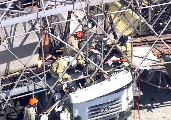 Passarela cai na Avenida Brasil e deixa um morto; via está fechada