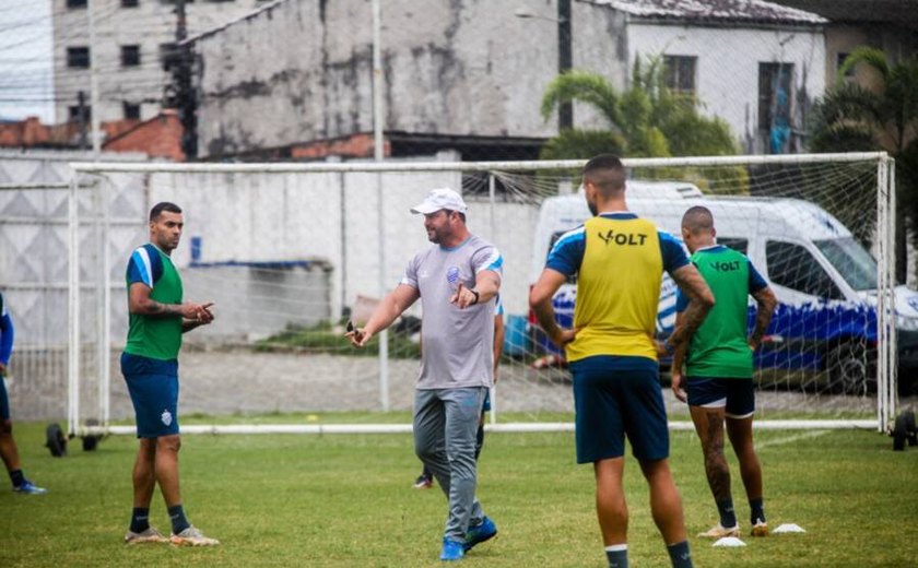 CSA embarca para Chapecó e time ainda tem dúvidas no setor ofensivo