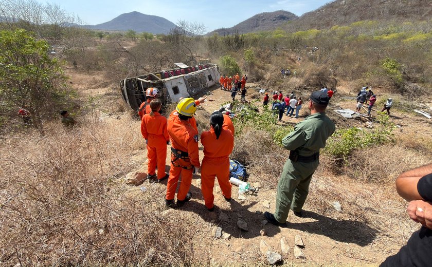 Acidente com ônibus de romeiros deixa 15 mortos na AL-220, no Sertão de Alagoas
