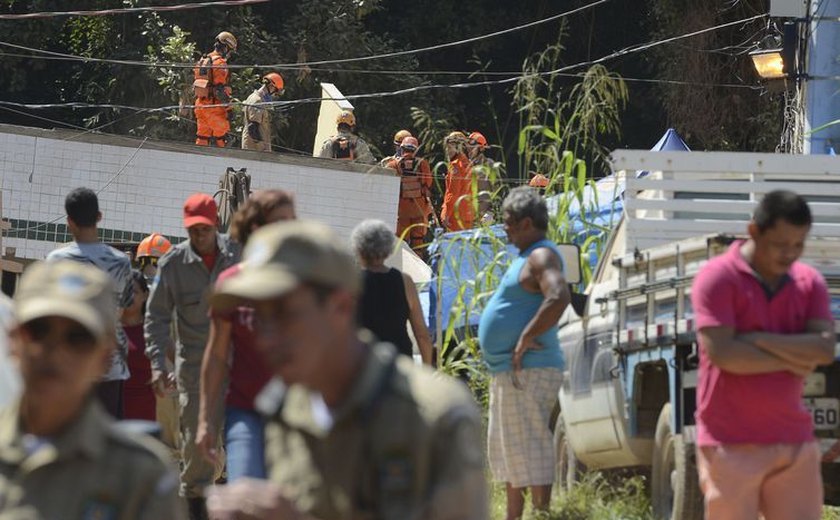 Corpos de duas crianças são resgatados dos escombros na Muzema