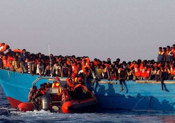 Guarda costeira da Líbia resgata 906 imigrantes à deriva no Mediterrâneo