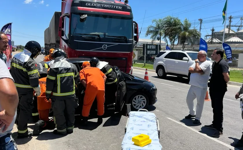 Motorista fica ferido após carro bater em carreta na AL-220, em Arapiraca