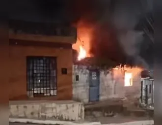 Casa é destruída por incêndio na Chã de Bebedouro e morador perde todos os pertences