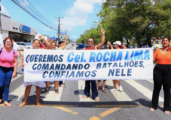Amedrontados, pais de alunos pedem segurança em frente à escola em Maceió