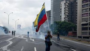 Ataque de grupo armado durante consulta opositora deixa dois mortos em Caracas