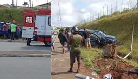 Motorista perde controle e colide contra dois postes no Lago da Perucaba, em Arapiraca