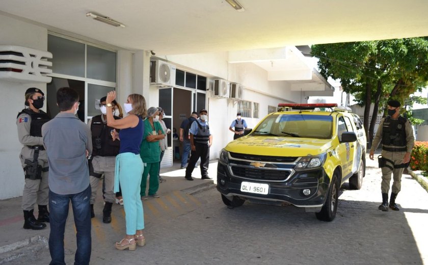 Paciente ameaça servidores e quebra portas de vidros de hospital em Maceió