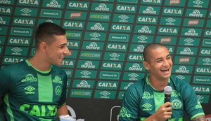 Wellington Paulista e João Pedro são apresentados pela Chapecoense