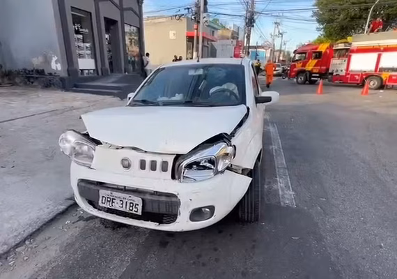 Colisão entre dois carros causa capotamento e deixa uma pessoa ferida em Maceió
