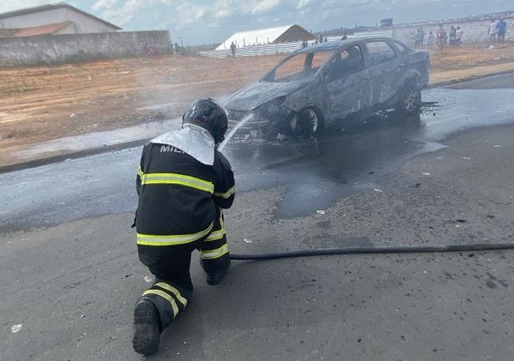 Veículo fica destruído após pegar fogo em residencial de Arapiraca
